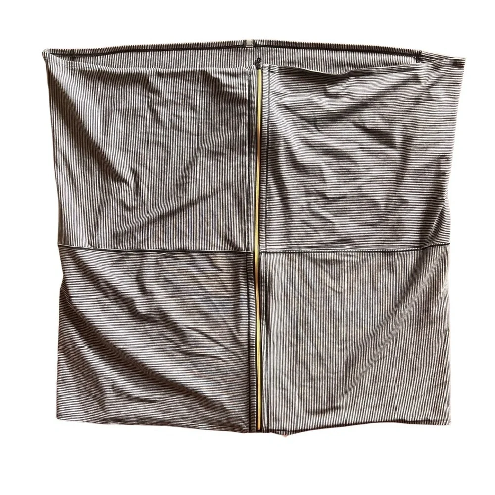 Lululemon Vinyasa Wrap Zip Neck Scarf black/gray/white with gold zipper